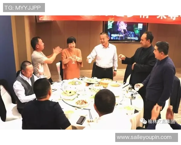 香港足球明星队赛后欢聚一堂共唱经典歌曲展现团队精神与友谊